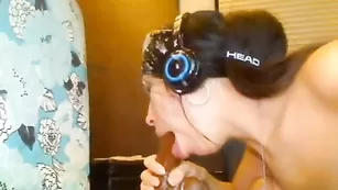 Жаркая телочка lipsss заглатывает длинный страпон