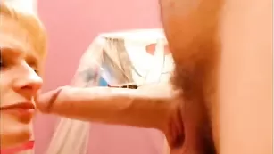 Бабенка сосет хуй и жестко трахается 2koshki