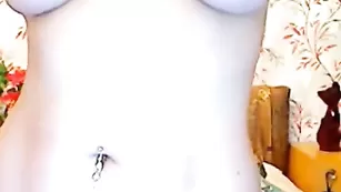 Русская самка lero4ka4u тискает половые губки