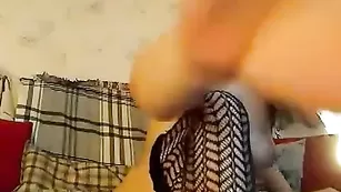 Красотка обнажается и мастурбирует писечку redgray