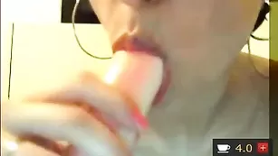 Грудастая курва ladybiker облизывает страпон