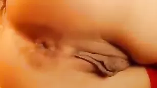 Божественная milashka099 трахает попку пальчиком