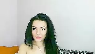 Худенькая проказница позирует обнаженная Krazynight