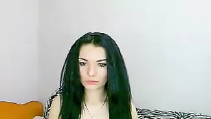 Худенькая проказница позирует обнаженная Krazynight
