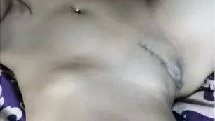 Симпатичная брюнеточка соблазняет большими сиськами