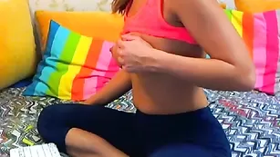 Жопастая телочка sashabright обнажает сисечки