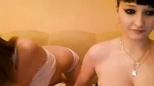 Красивые девочки показывают шикарные сиськи