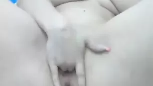 Красивая самка zlobnisiski пальчиками дрочит киску