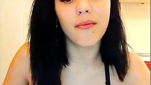 Шикарная крошка xxsweet69xx снимает нижнее белье