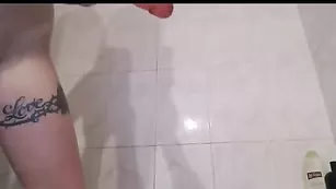 Прекрасная onix_babe трахнула задницу в ванне