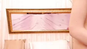 Красотка Hot_Marissa разделась и трахнула пизду