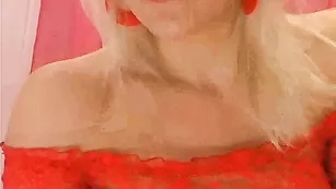Грудастая бестия трахает киску пальчиками Elisefun1