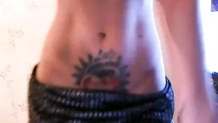 Татуированная цыпочка sexyalina демонстрирует сисечки