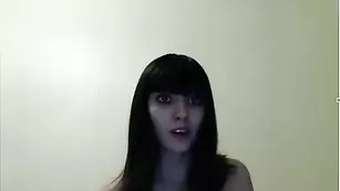 Блаженная сучка vipangelok трахает себя пальчиками