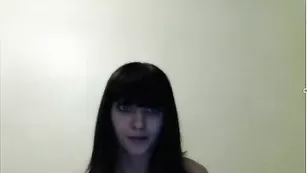 Блаженная сучка vipangelok трахает себя пальчиками