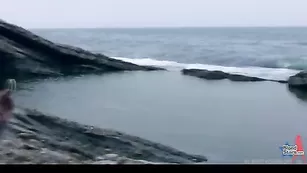 Kapriska эротично раздевается на берегу моря