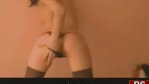 Блестящая Kapriska в чулках трахает обе щелки