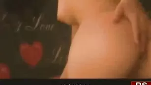 Блестящая Kapriska в чулках трахает обе щелки