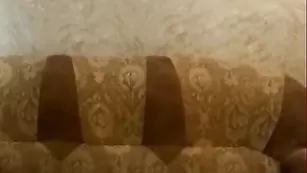 Сочная бабенка ласкает свои дырочки Kapriska