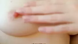 Юная пошлячка ласкает натуральные сисечки
