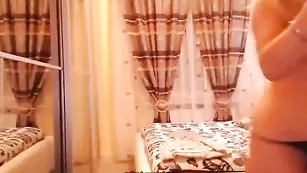 Сисястая модель valeta трахает киску самотыком