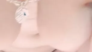 Грудастая сука lilygirl трахает киску пальчиками