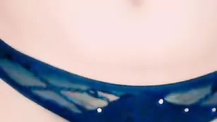 Грудастая сука lilygirl трахает киску пальчиками