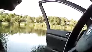 Грудастая цыпочка loverhia шалит в машине на природе