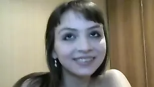 Прекрасная 1milashka раздевается и ласкает пизду