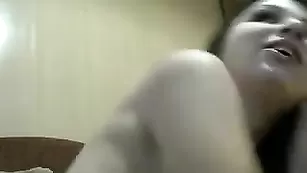 Прекрасная 1milashka раздевается и ласкает пизду