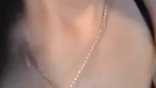 Блаженная соска Veronichka обнажает грудь во фри