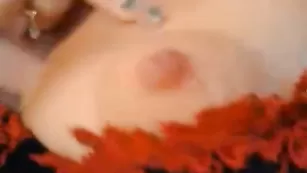 Блаженная соска Veronichka обнажает грудь во фри