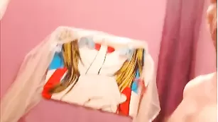 Пошлая девочка эротично облизывает член HornECouple