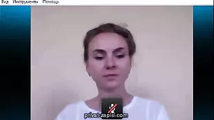 Пошлая куртизанка раздевается в офисе перед камерой