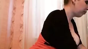 Пышногрудая сука molo4kokira сжимает сосочки