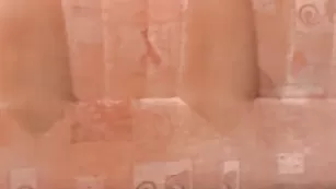 Прекрасная Kapriska трахает пизду фаллосом