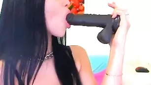 Жаркая курва blakstarx отсасывает черный дилдо