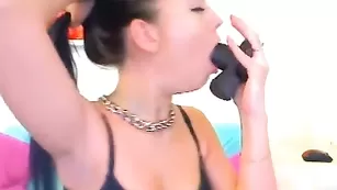 Жаркая курва blakstarx отсасывает черный дилдо