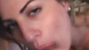 Шальная девочка Jenny глубоко сосет член