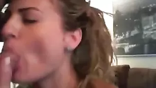 Шальная девочка Jenny глубоко сосет член