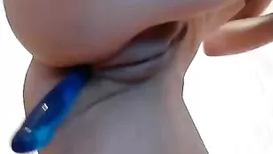 Жаркая самка J_A_I_N_A трахает очко самотыком