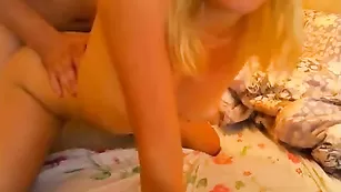 Громкая шалава жестко трахается в очко