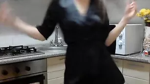 Жаркая сучка Feminine развлекается на кухне