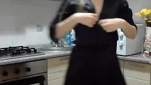 Жаркая сучка Feminine развлекается на кухне