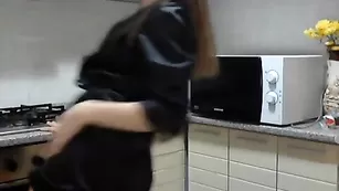Жаркая сучка Feminine развлекается на кухне