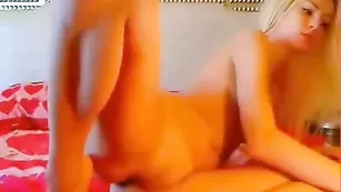 Потрясающая SweetyDarianna трахает обе дырочки