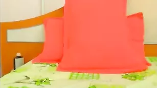 Молодая шлюшка LadyBianca трахает бритую киску