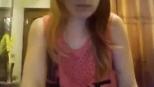 Грудастая самка ElvirkaT теребит письку пальчиками