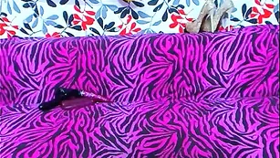 Привлекательная AmazinDoll_EL1807142 облизывает дилдо