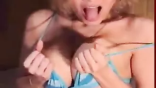 Грудастая баба BlackFox эротично раздевается